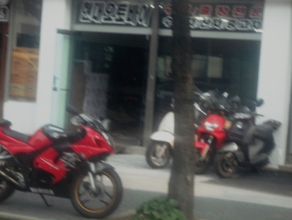 バイク屋の店先